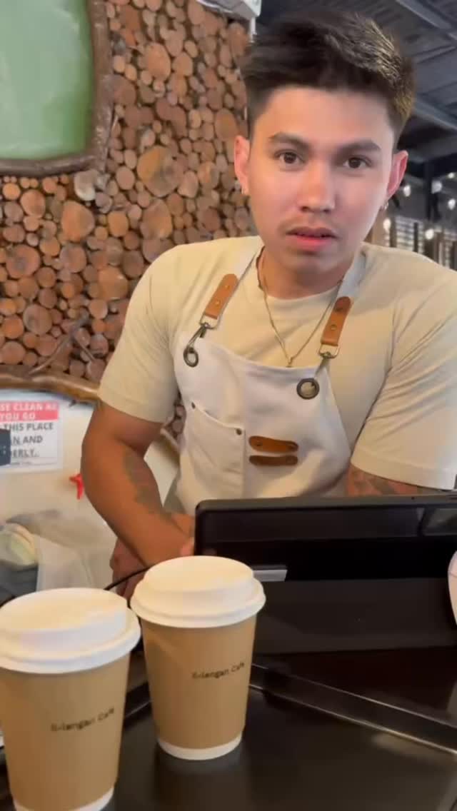 Barista serving at Il-lengan Cafe